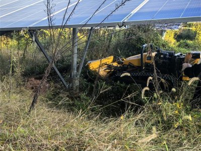 Análise da estratégia de seleção e das vantagens técnicas dos corta-relva especializados com controlo remoto para áreas florestais, áreas fotovoltaicas e matagais.