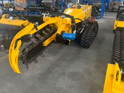 Transportador multifuncional controlado remotamente com diversos acessórios.
