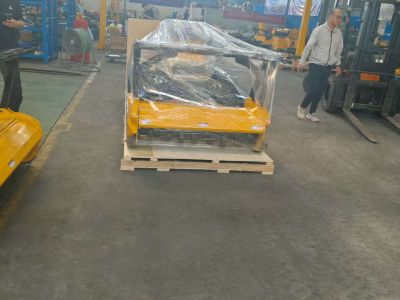Embalagem de transporte para corta-relva controlado remotamente