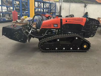 Multifunktionaler ferngesteuerter Rasenmäher mit Schneebesenaufsatz