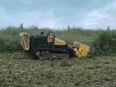 تُحسّن جزازات العشب التي يتم التحكم فيها عن بُعد من كفاءة إدارة الأعشاب الضارة على طول السدود