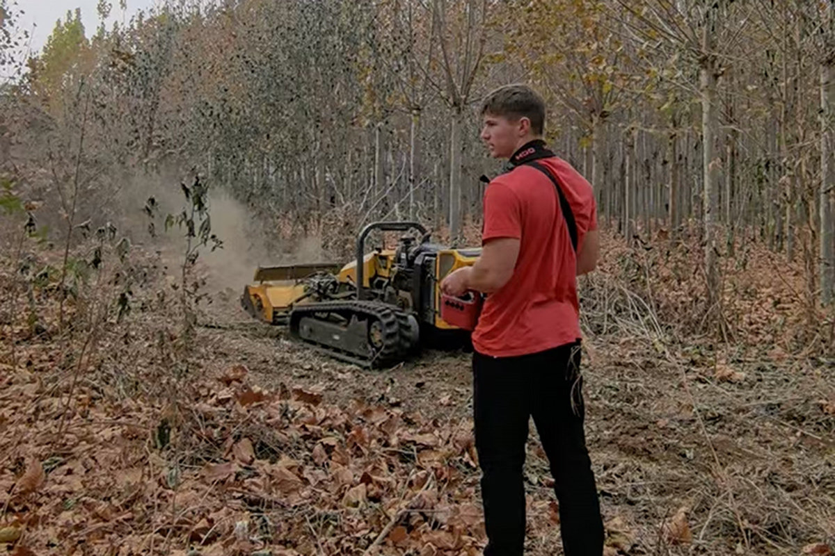 Comparison of Lawn Mowers: Internal Combustion, Electric, and Full-Hydraulic Remote-Controlled Models Comparison of Lawn Mowers: Internal Combustion, Electric, and Full-Hydraulic Remote-Controlled Models