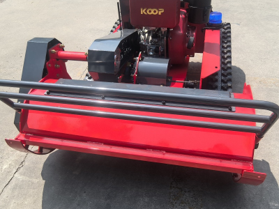 جزازة عشب يتم التحكم فيها عن بعد للأراضي المستوية