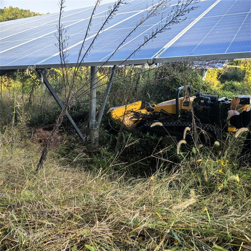 Tosaerba telecomandato per il funzionamento sotto i pannelli fotovoltaici Tosaerba telecomandato per il funzionamento sotto i pannelli fotovoltaici