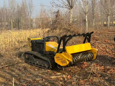 Máquina adequada para o corte de vegetação rasteira e recuperação de terrenos em florestas.