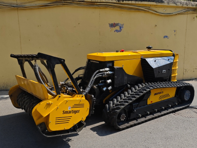 آلة تنقيب يتم التحكم فيها عن بعد من شركة Strategic Equipment لإدارة البلديات ومشاريع الترميم البيئي