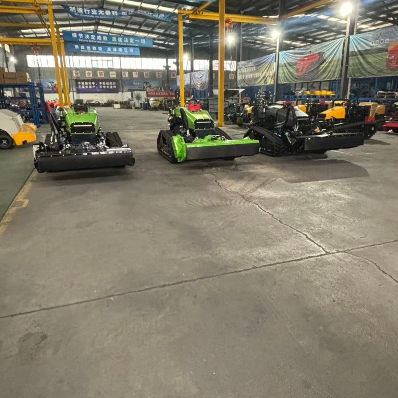 Дистанционно управляемый триммер для травы, подходящий для расчистки лесных участков.