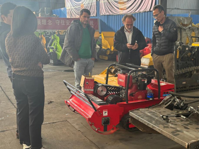 جاء العملاء الإسبان إلى المصنع لاختبار جزازة العشب المدمجة