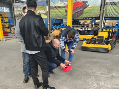 يأتي العملاء الأجانب إلى المصنع لاختبار جزازة العشب التي يتم التحكم فيها عن بعد Euro V